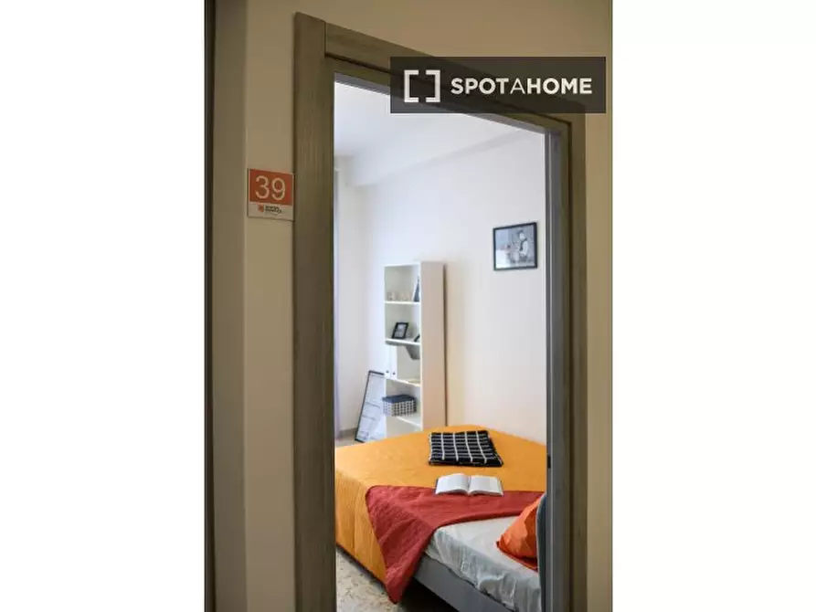 Immagine 1 di Camera condivisa in affitto  in Via Terracina n. fab. A - sc. H int. 27 a Napoli