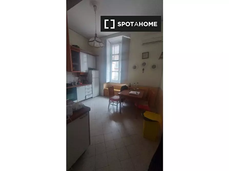 Immagine 12 di Camera condivisa in affitto  in Via Carminiello Al Mercato a Napoli