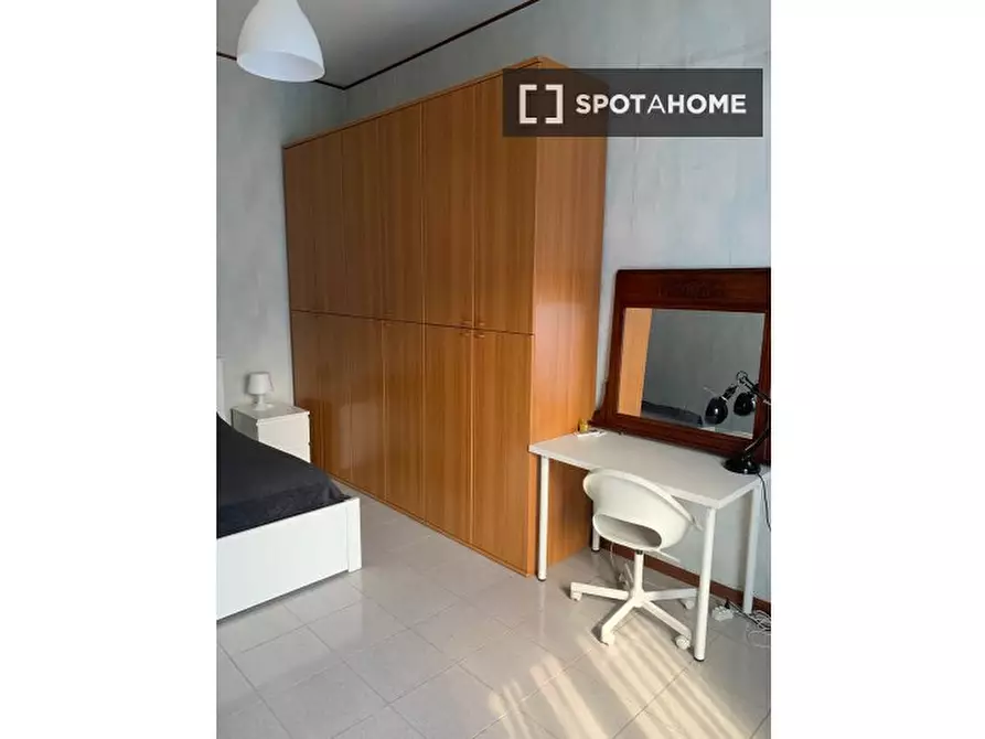 Immagine 2 di Camera condivisa in affitto  in Via Carlo Mirabello a Roma
