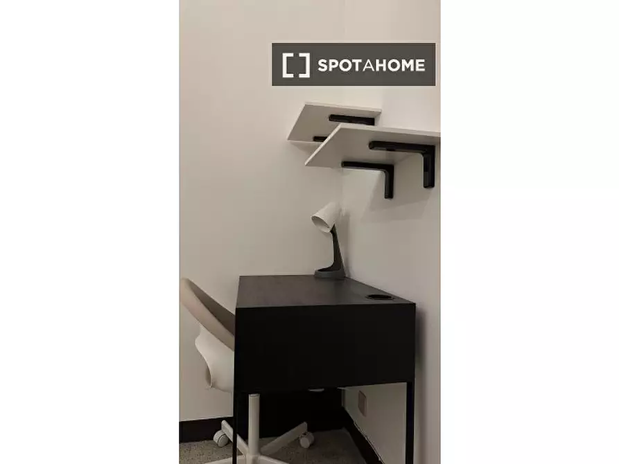 Immagine 18 di Camera condivisa in affitto  in Via Voghera a Roma