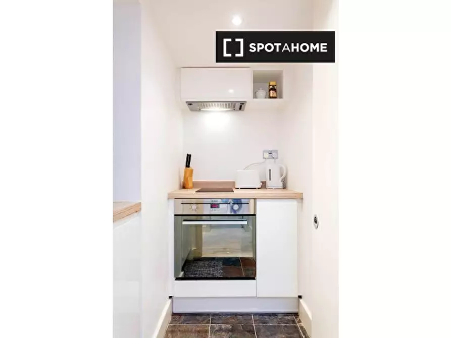 Immagine 6 di Appartamento in affitto  in Broomwood Road a Wandsworth