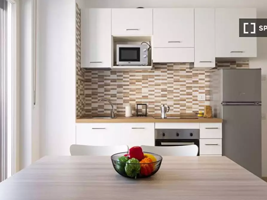 Immagine 3 di Camera condivisa in affitto  in Via Gardone Milan a Milano