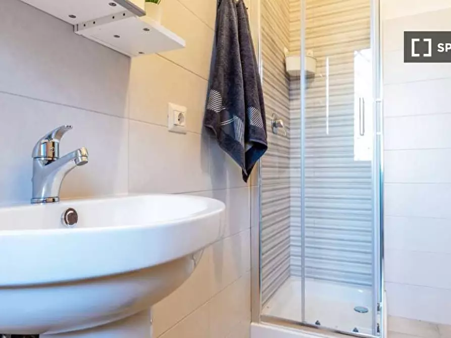 Immagine 8 di Camera condivisa in affitto  in Via Fiume delle Perle a Roma