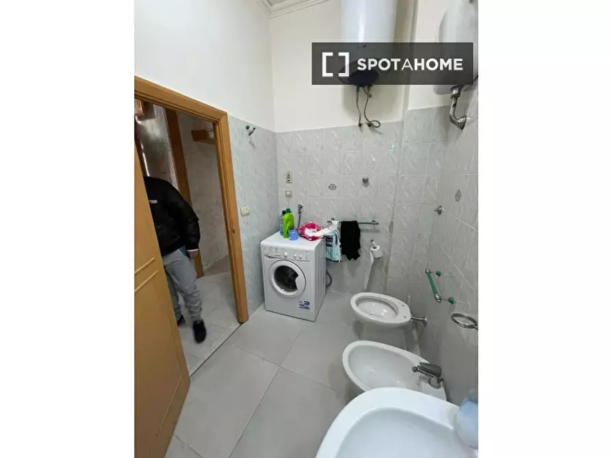 Immagine 12 di Camera condivisa in affitto  in Via S. Giovanni in Porta a Napoli