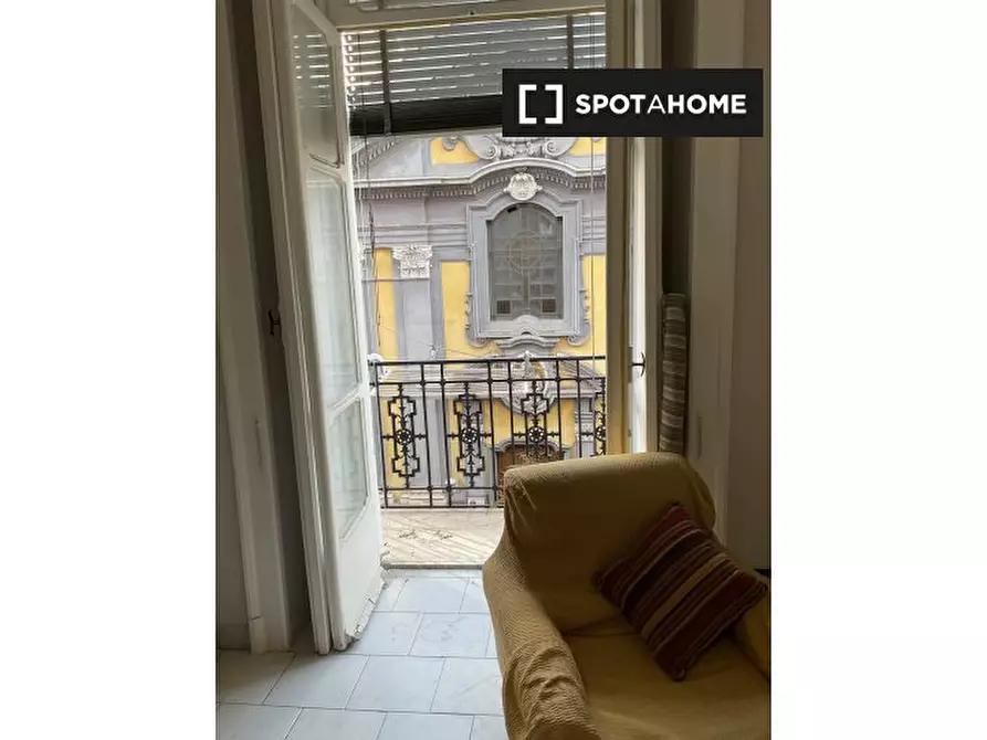Immagine 3 di Camera condivisa in affitto  in Via Carminiello Al Mercato a Napoli