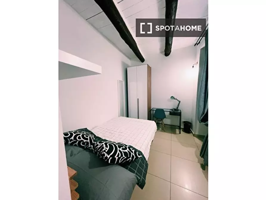 Immagine 16 di Camera condivisa in affitto  in Via Stella a Napoli