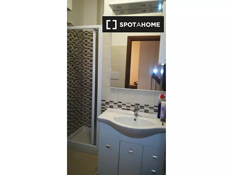 Immagine 6 di Camera condivisa in affitto  in Viale di Tor Marancia a Roma