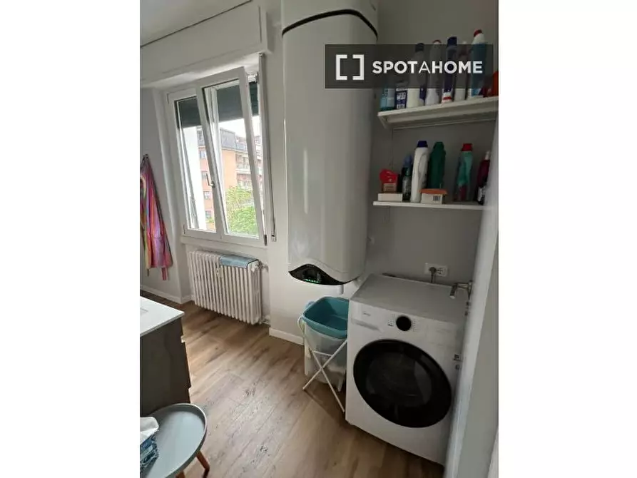 Immagine 10 di Camera condivisa in affitto  in Via Lorenteggio a Milano