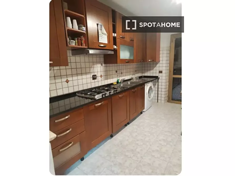 Immagine 10 di Camera condivisa in affitto  in Via Subiaco a Guidonia Montecelio