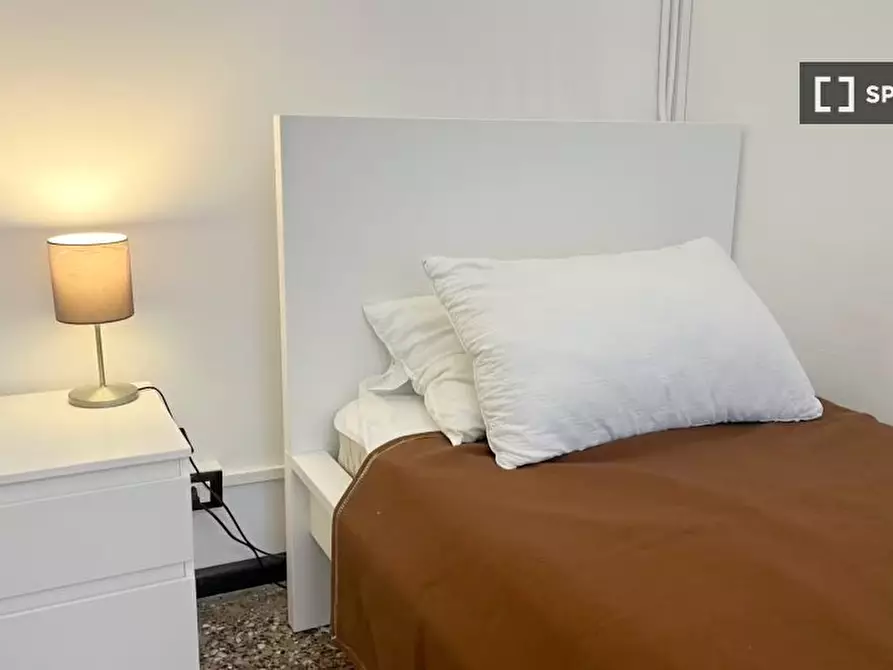 Immagine 2 di Camera condivisa in affitto  in Via Caffaro a Genova