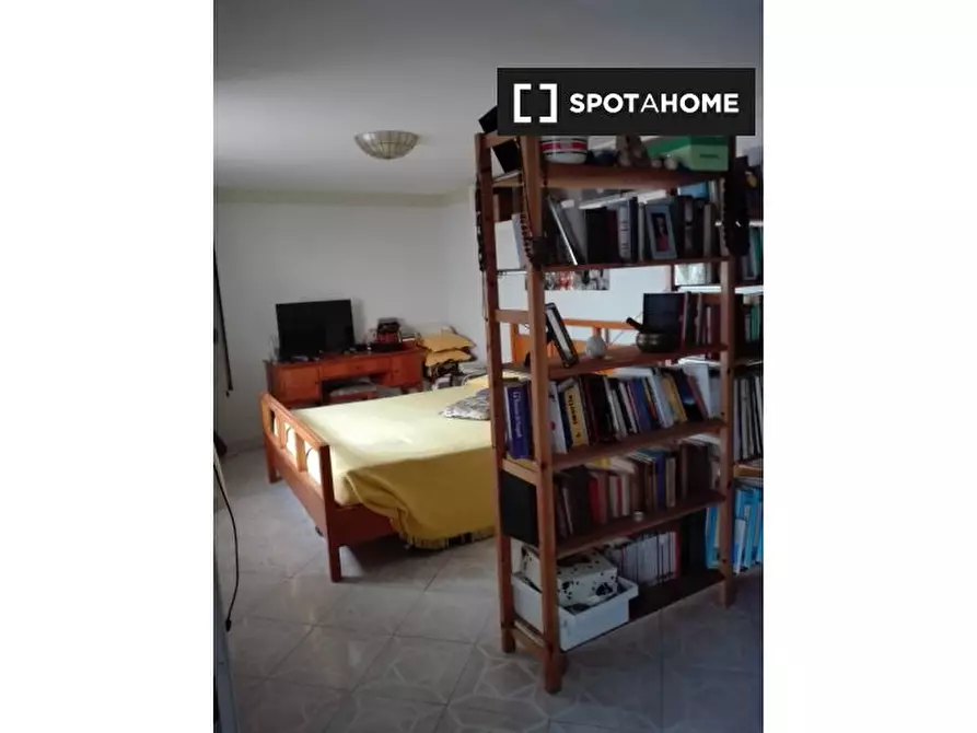 Immagine 3 di Camera condivisa in affitto  in Vico Tarsia a Napoli