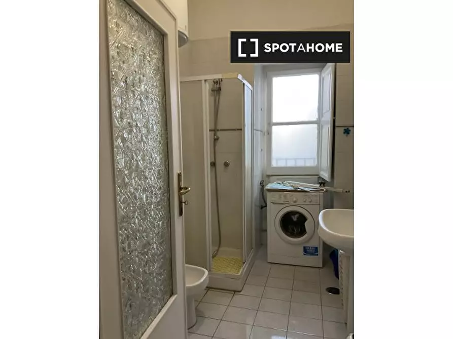 Immagine 16 di Camera condivisa in affitto  in Via Carminiello Al Mercato a Napoli