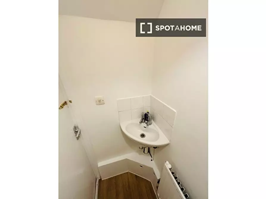 Immagine 10 di Camera condivisa in affitto  in Waynflete Square a Kensington