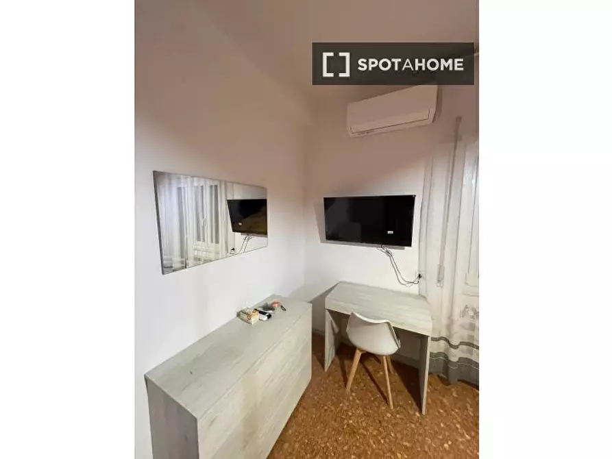Immagine 1 di Camera condivisa in affitto  in Via di Val Tellina a Roma