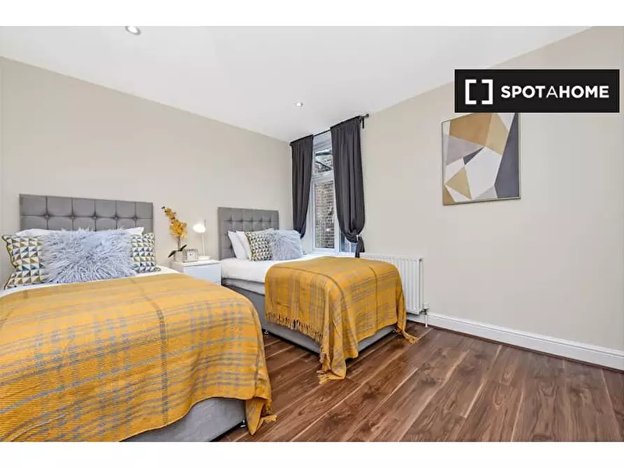 Immagine 16 di Appartamento in affitto  in b Stamford hill London N16 6QX a Hackney