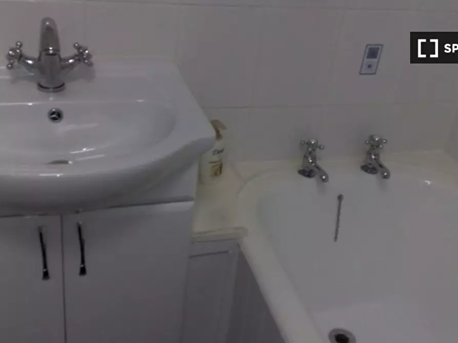 Immagine 6 di Camera condivisa in affitto  in Oakford Cl a 