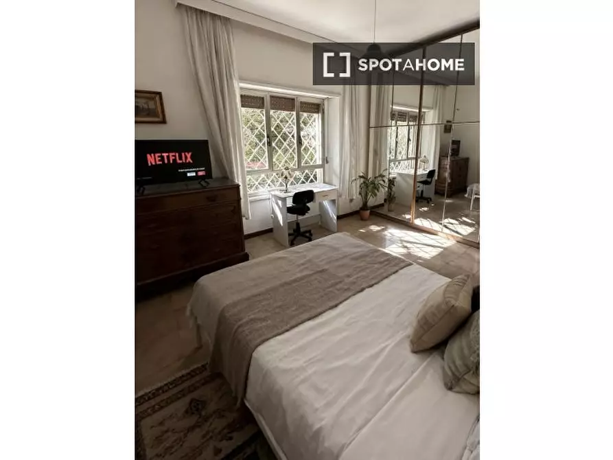 Immagine 1 di Camera condivisa in affitto  in Via Duccio di Buoninsegna a Roma