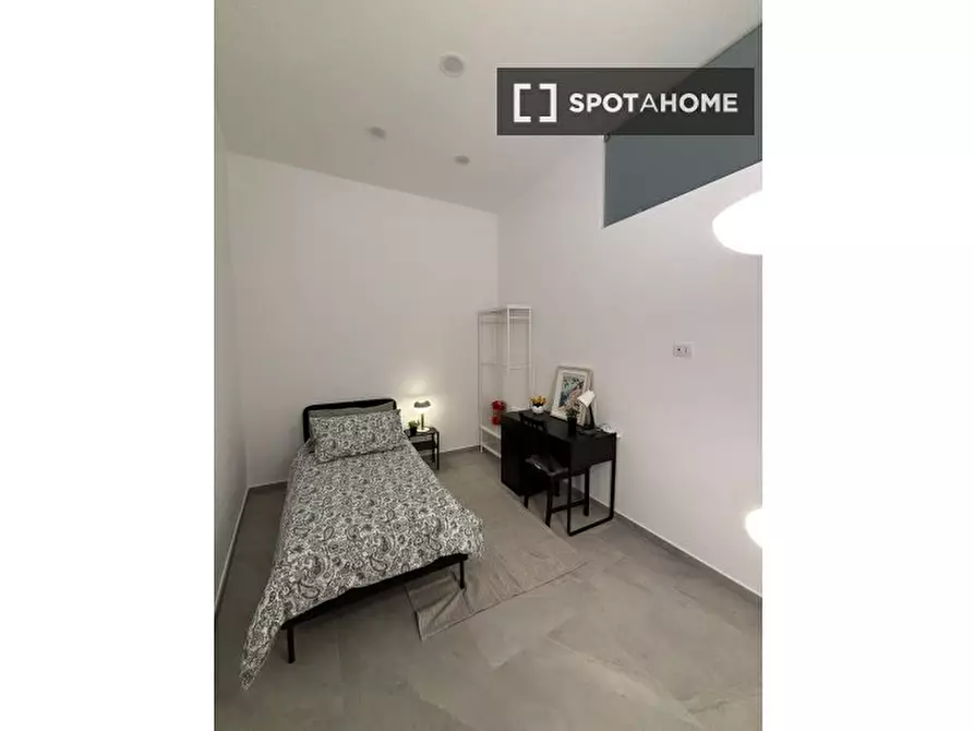 Immagine 7 di Camera condivisa in affitto  in P.za Cavour a Napoli