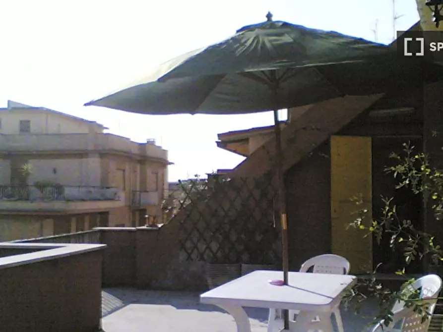 Immagine 2 di Camera condivisa in affitto  in Via Zenodossio a Roma