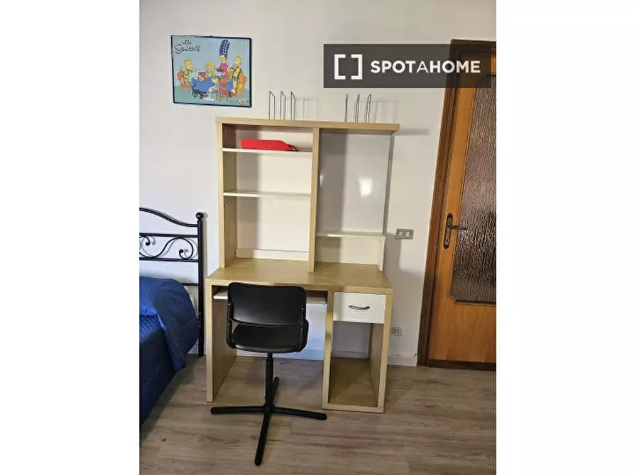 Immagine 15 di Camera condivisa in affitto  in Via dei Centauri a Roma