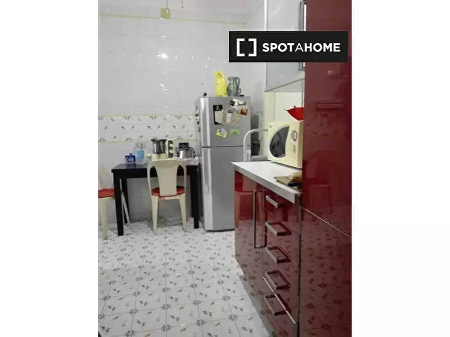 Immagine 8 di Camera condivisa in affitto  in Vico Tarsia a Napoli