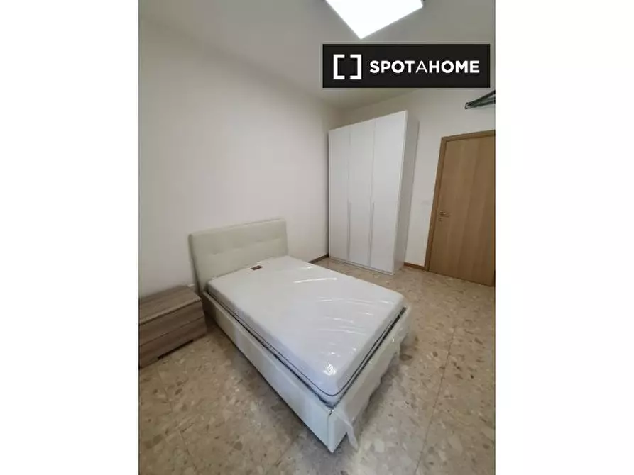 Immagine 2 di Camera condivisa in affitto  in Via Giovanni Battista Pirelli a Milano