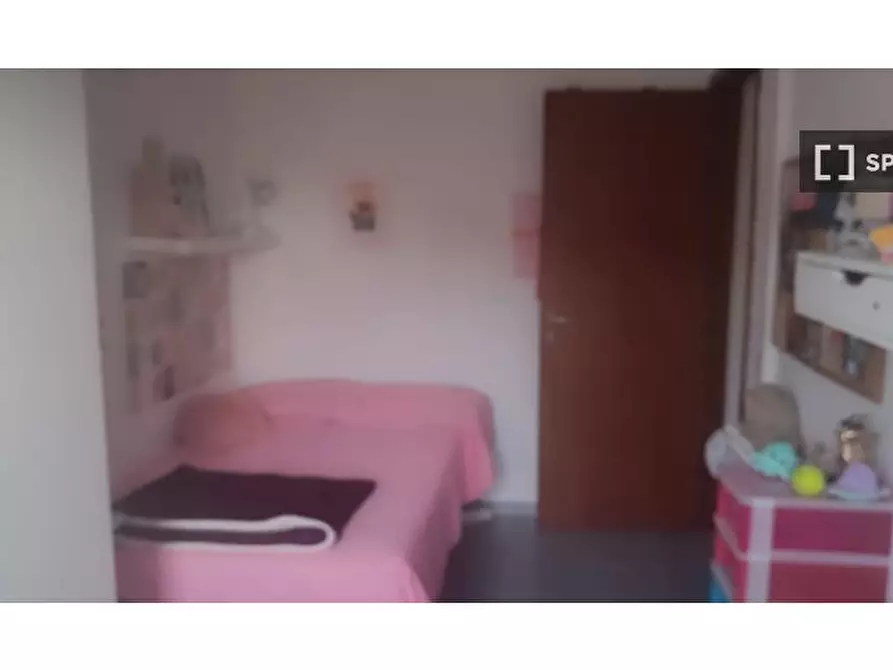 Immagine 1 di Camera condivisa in affitto  in Piazza Eschilo a Roma