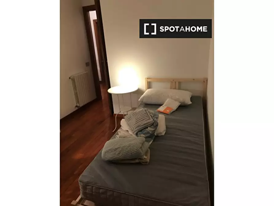 Immagine 11 di Camera condivisa in affitto  in Via Luigi Ploner a Roma