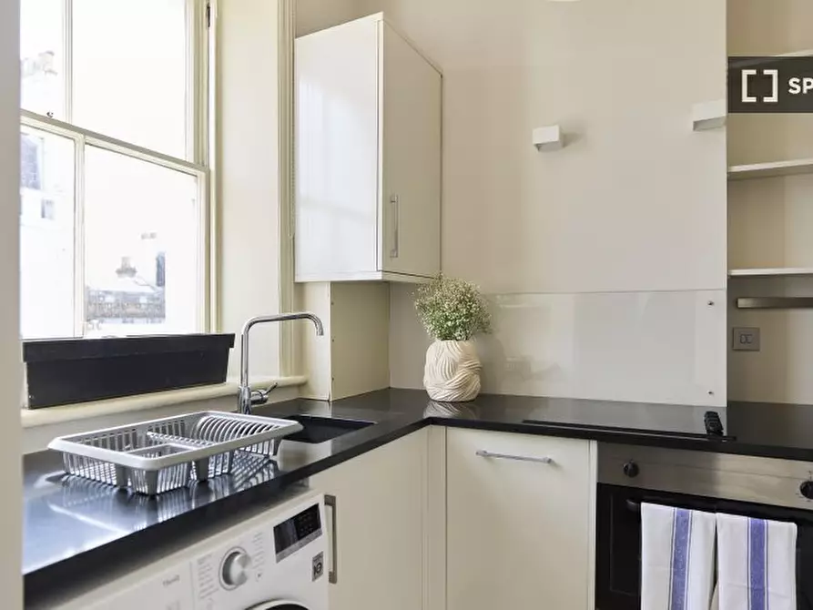 Immagine 13 di Appartamento in affitto  in Queensberry Place a Kensington