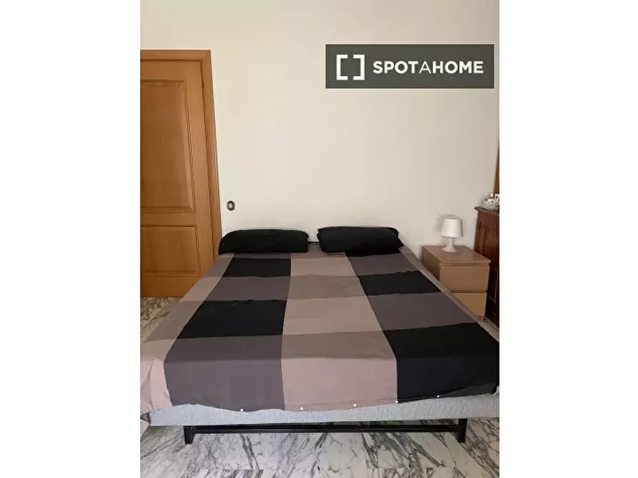 Immagine 1 di Camera condivisa in affitto  in Via Giuseppe Lorenzoni a Roma