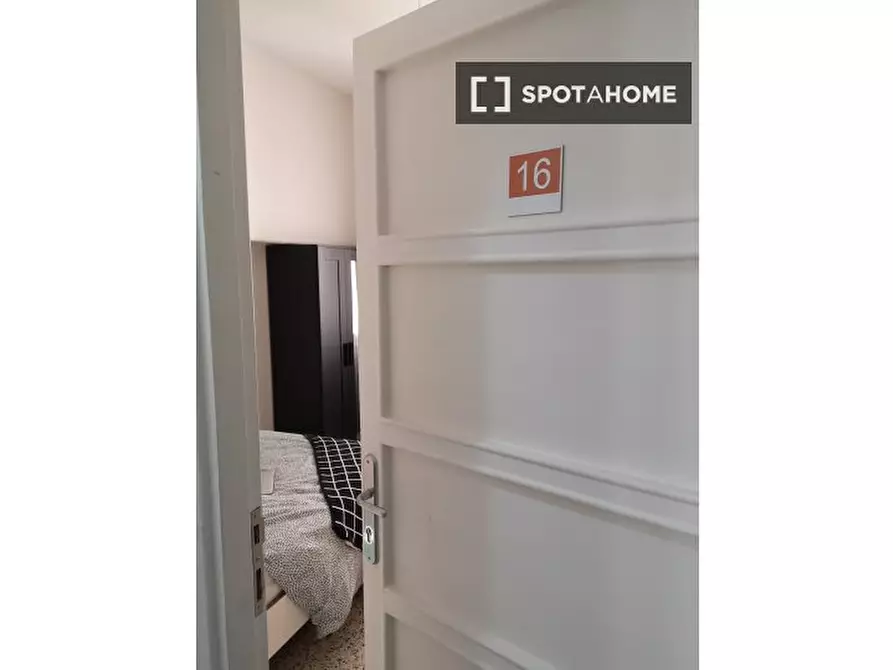 Immagine 19 di Camera condivisa in affitto  in Vico Campane a Donnalbina n. a Napoli