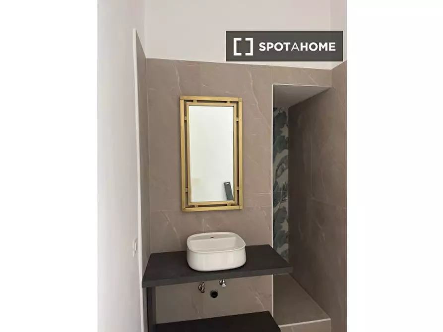 Immagine 4 di Camera condivisa in affitto  in Via Sanità a Napoli