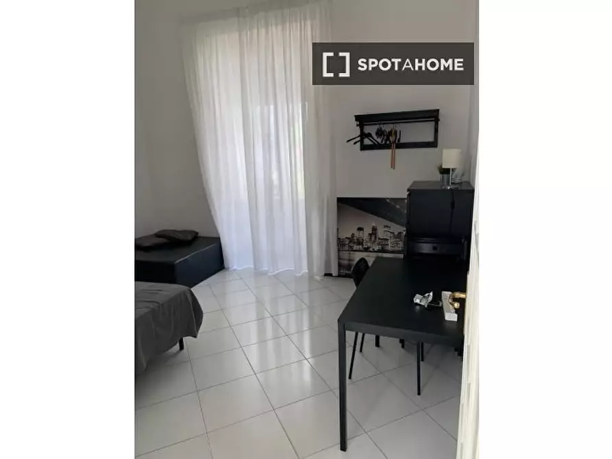 Immagine 8 di Camera condivisa in affitto  in Via Rita Atria a Napoli