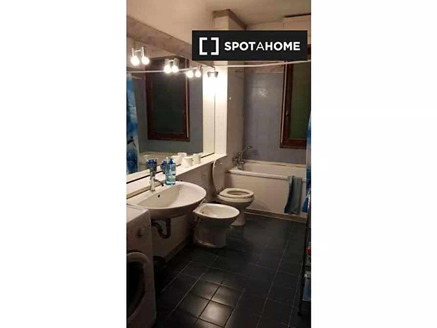 Immagine 3 di Camera condivisa in affitto  in Via Larga a Bologna