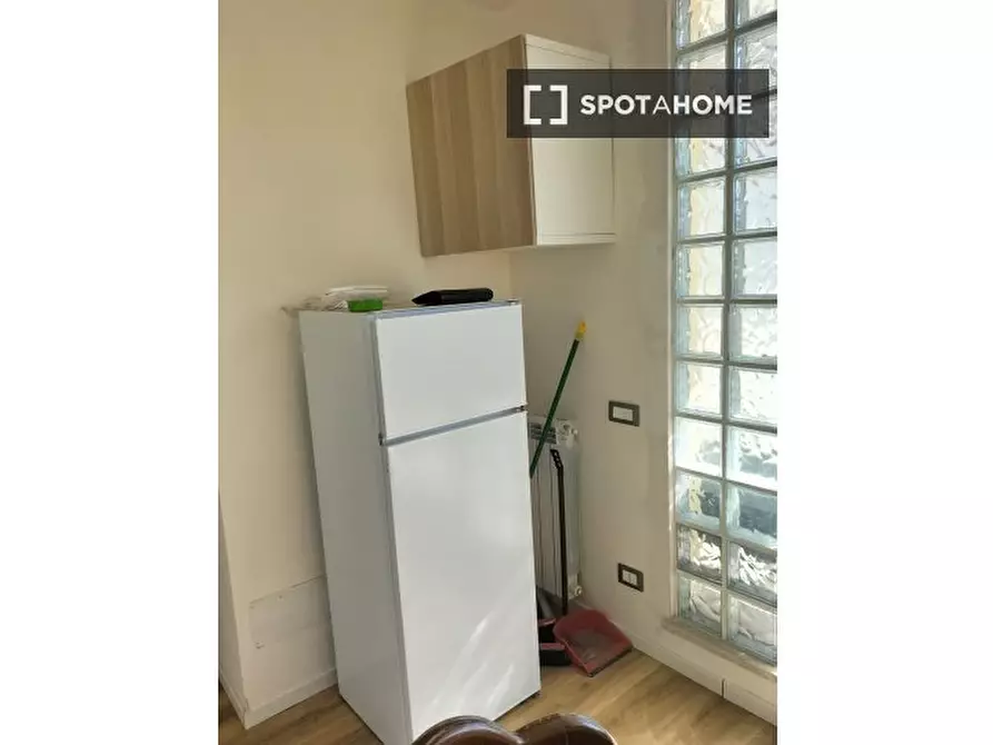 Immagine 11 di Camera condivisa in affitto  in Via delle Acacie a Roma
