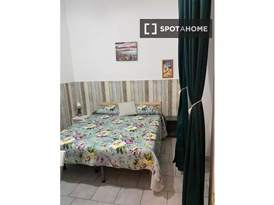 Immagine 1 di Camera condivisa in affitto  in Salita Tarsia a Napoli