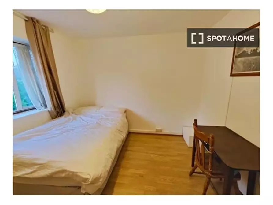 Immagine 2 di Camera condivisa in affitto  in Strattondale St a Poplar
