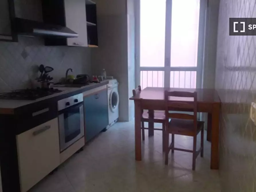 Immagine 2 di Camera condivisa in affitto  in Via Carbonara a Napoli