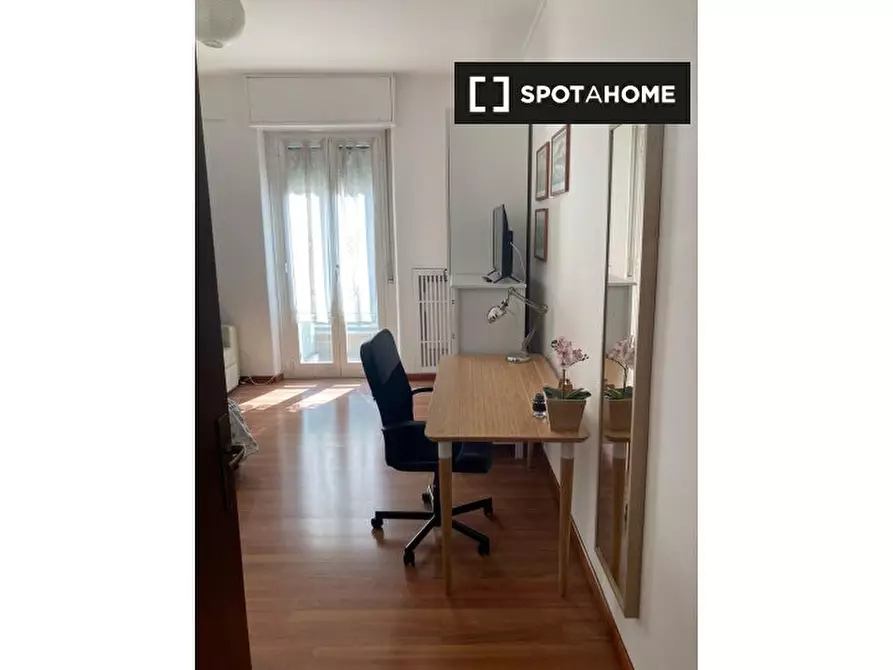 Immagine 2 di Camera condivisa in affitto  in Viale Corsica a Milano