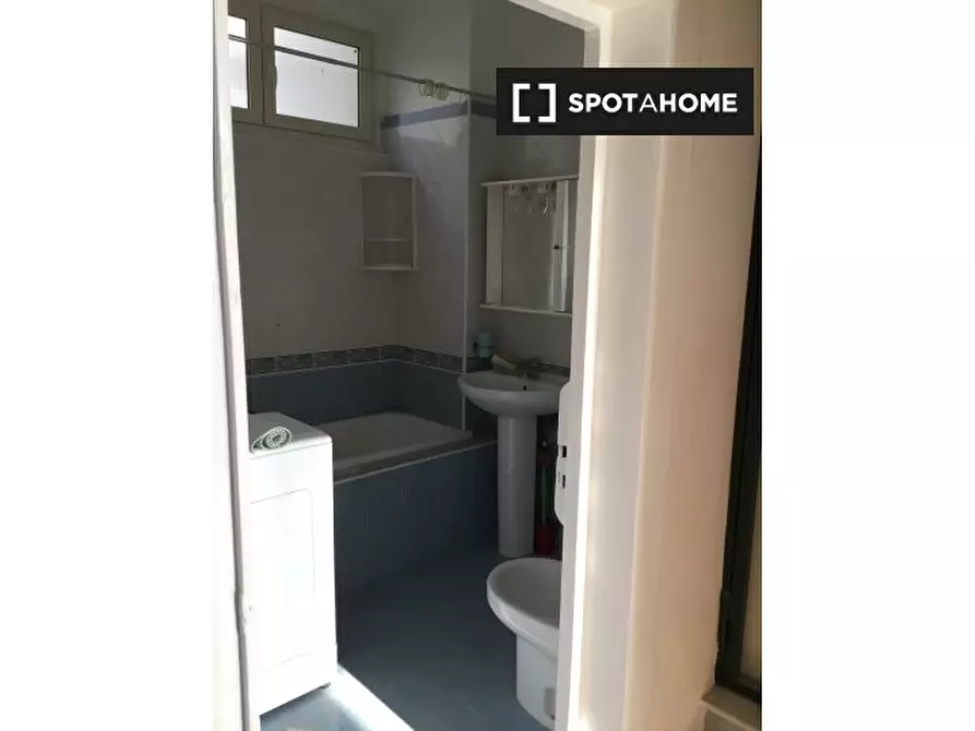 Immagine 11 di Camera condivisa in affitto  in Via Cedronio a Napoli