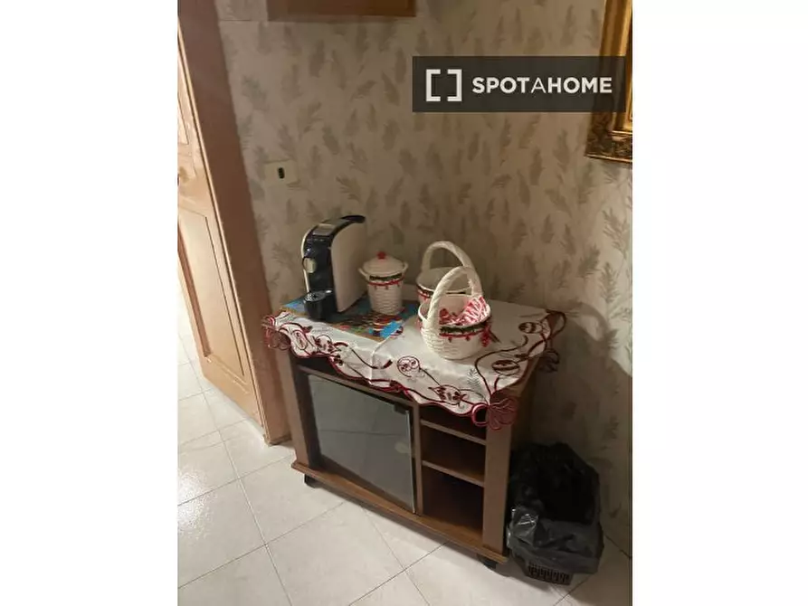 Immagine 14 di Camera condivisa in affitto  in Via S. Giovanni in Porta a Napoli