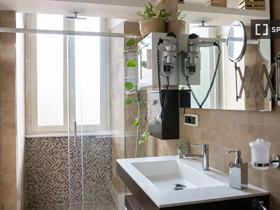 Immagine 4 di Camera condivisa in affitto  in Via Francesco Baracca a Roma