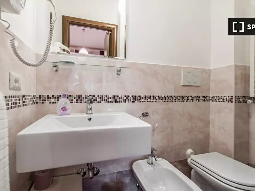 Immagine 4 di Camera condivisa in affitto  in Via Monza a Roma