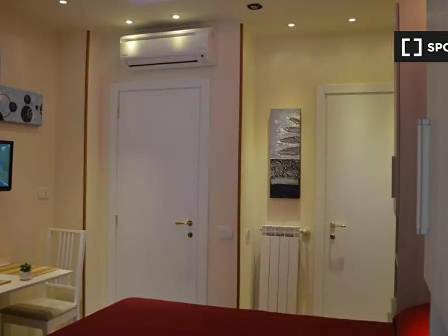 Immagine 7 di Camera condivisa in affitto  in Via Vetulonia a Roma