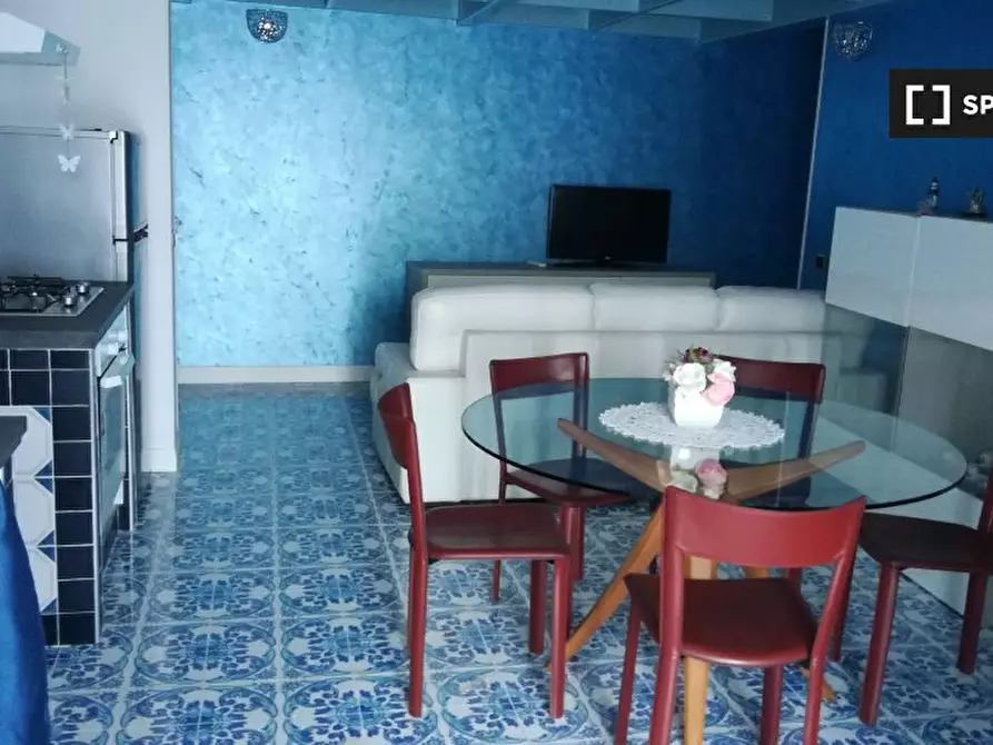 Immagine 11 di Camera condivisa in affitto  in Via Cosenza a Napoli