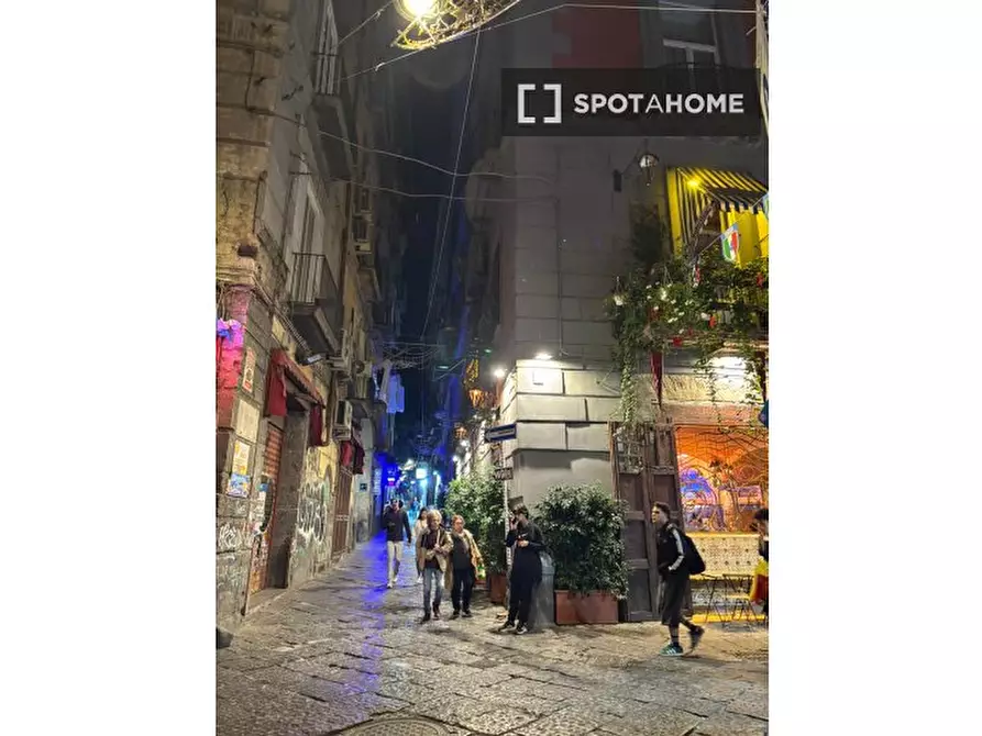 Immagine 5 di Camera condivisa in affitto  in Via Atri a Napoli