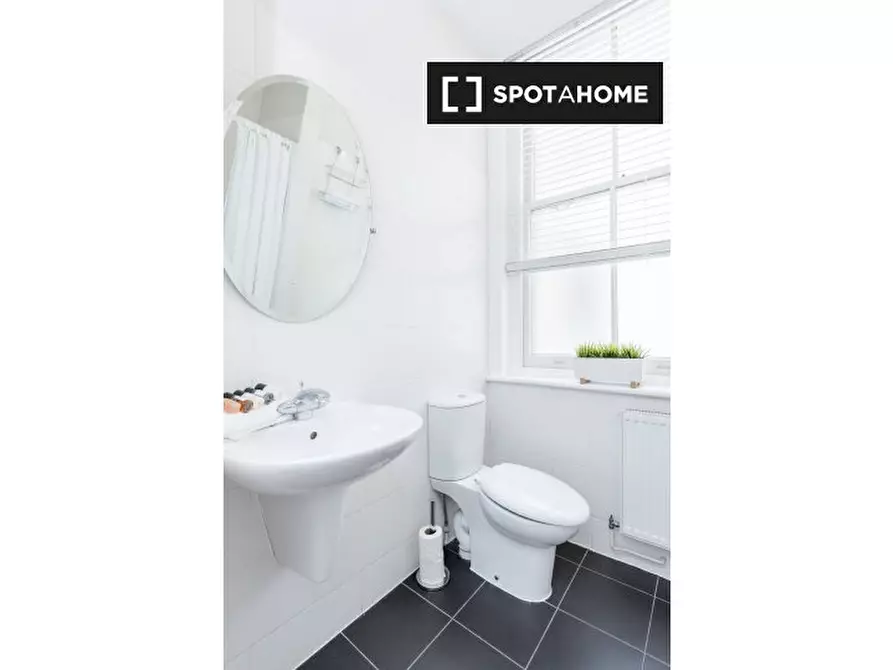 Immagine 8 di Appartamento in affitto  in Dyer's Buildings a Camden Town