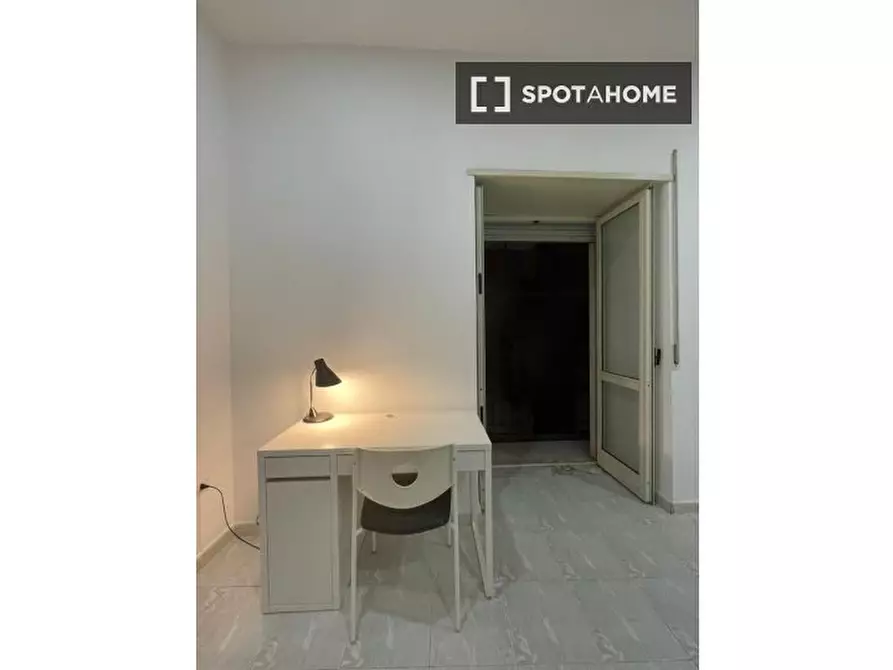 Immagine 4 di Camera condivisa in affitto  in Via delle Zite a Napoli