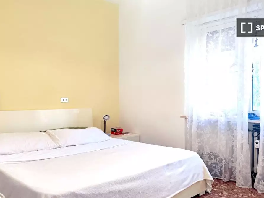 Immagine 1 di Camera condivisa in affitto  in Viale Egeo, 00144 Roma RM, Italy a Roma