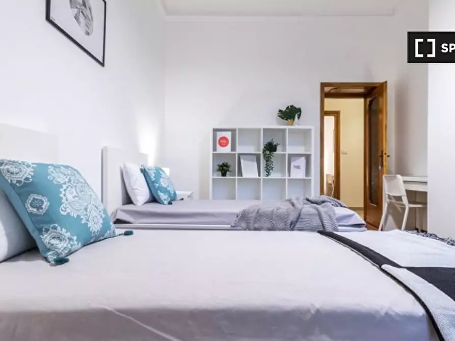 Immagine 2 di Camera condivisa in affitto  in Viale Regina Margherita a Milano